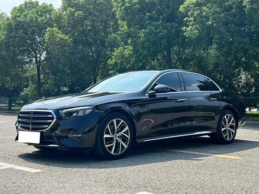 Mercedes-Benz E-Class 2024 — фото 1 из 5