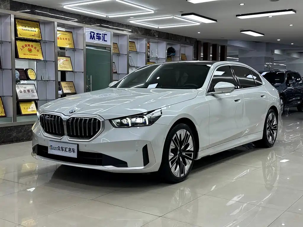 BMW 5 Series 2024 — фото 1 из 5