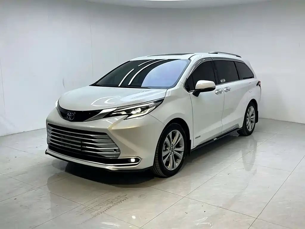 Toyota Sienna 2024 — фото 1 из 5