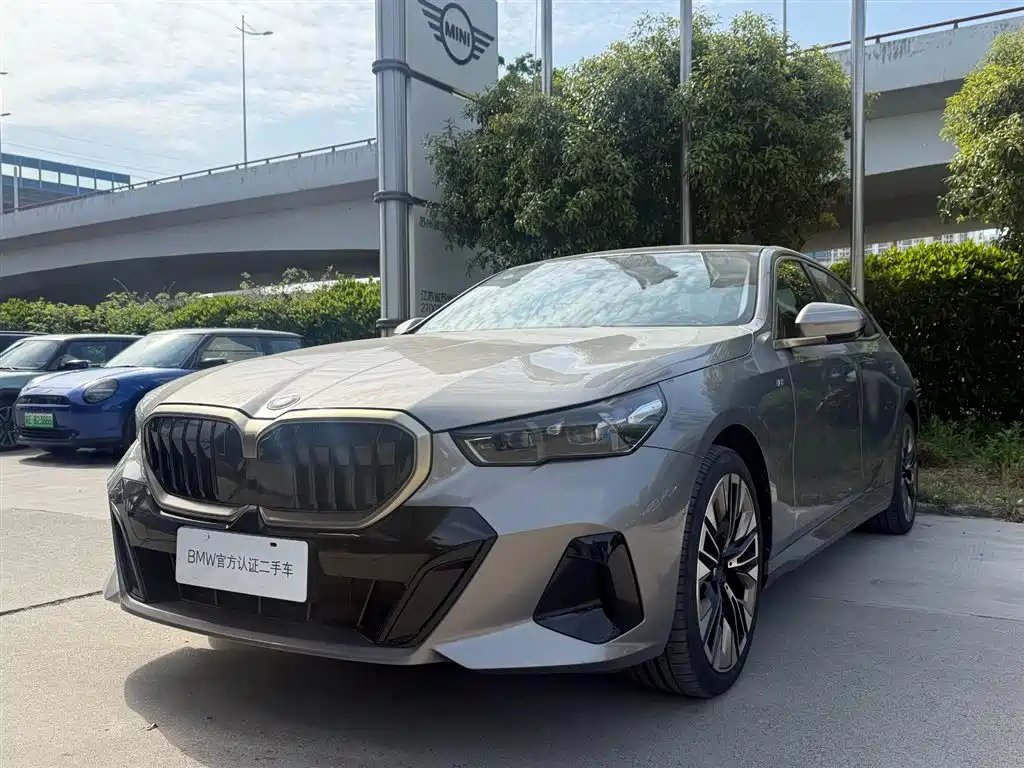 BMW 5 Series 2024 — фото 1 из 5