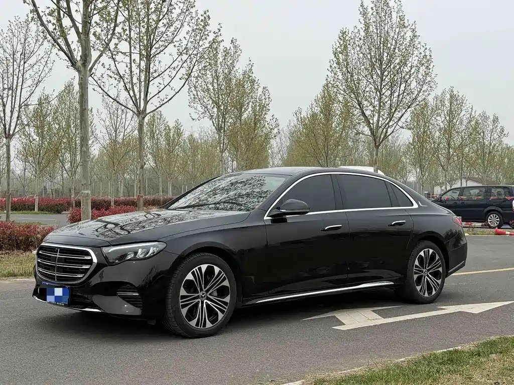 Mercedes-Benz E-Class 2025 — фото 1 из 4