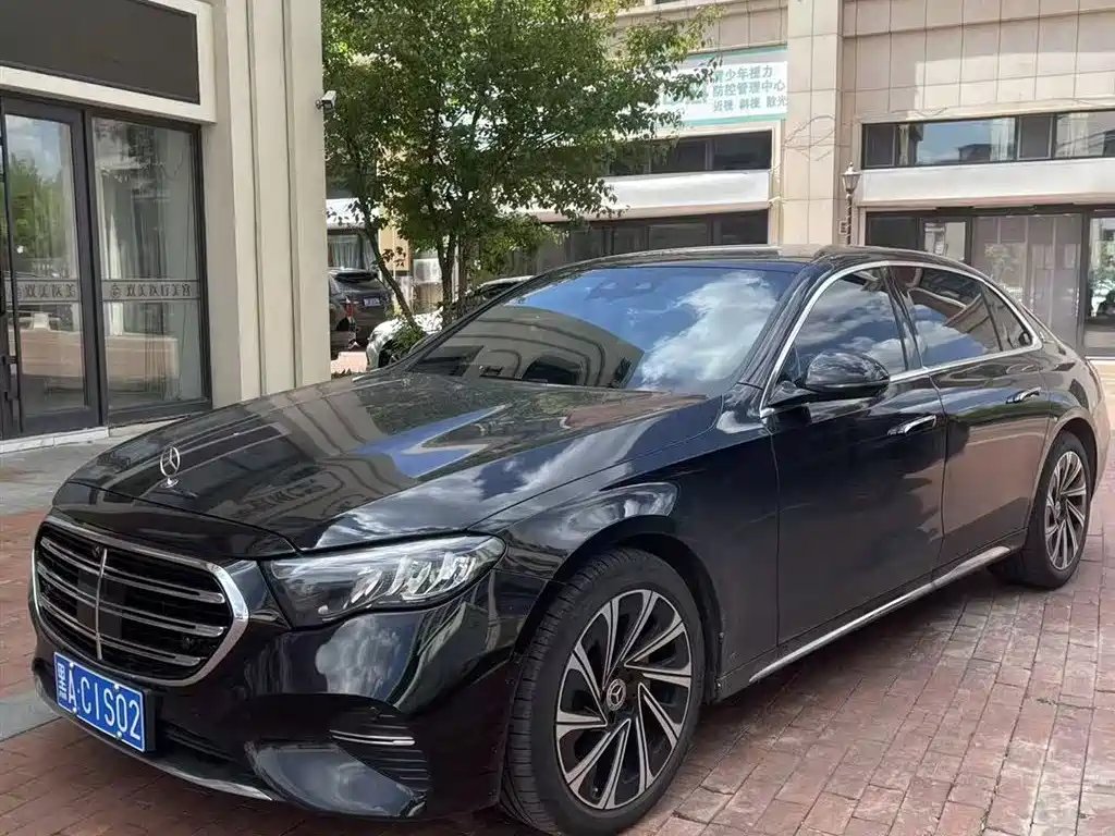 Mercedes-Benz E-Class 2024 — фото 1 из 5