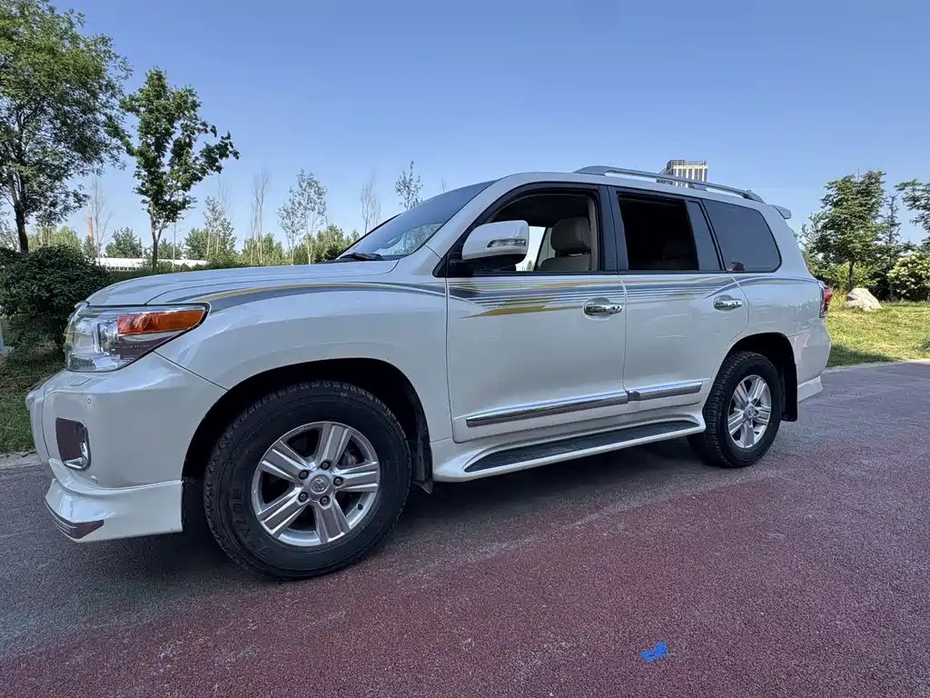 Toyota Land Cruiser 2015 — фото 1 из 5
