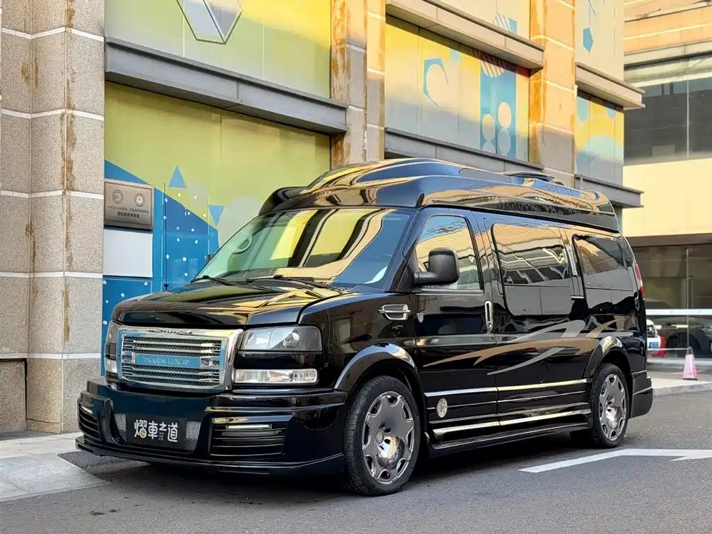 GMC Savana 2018 — фото 1 из 5