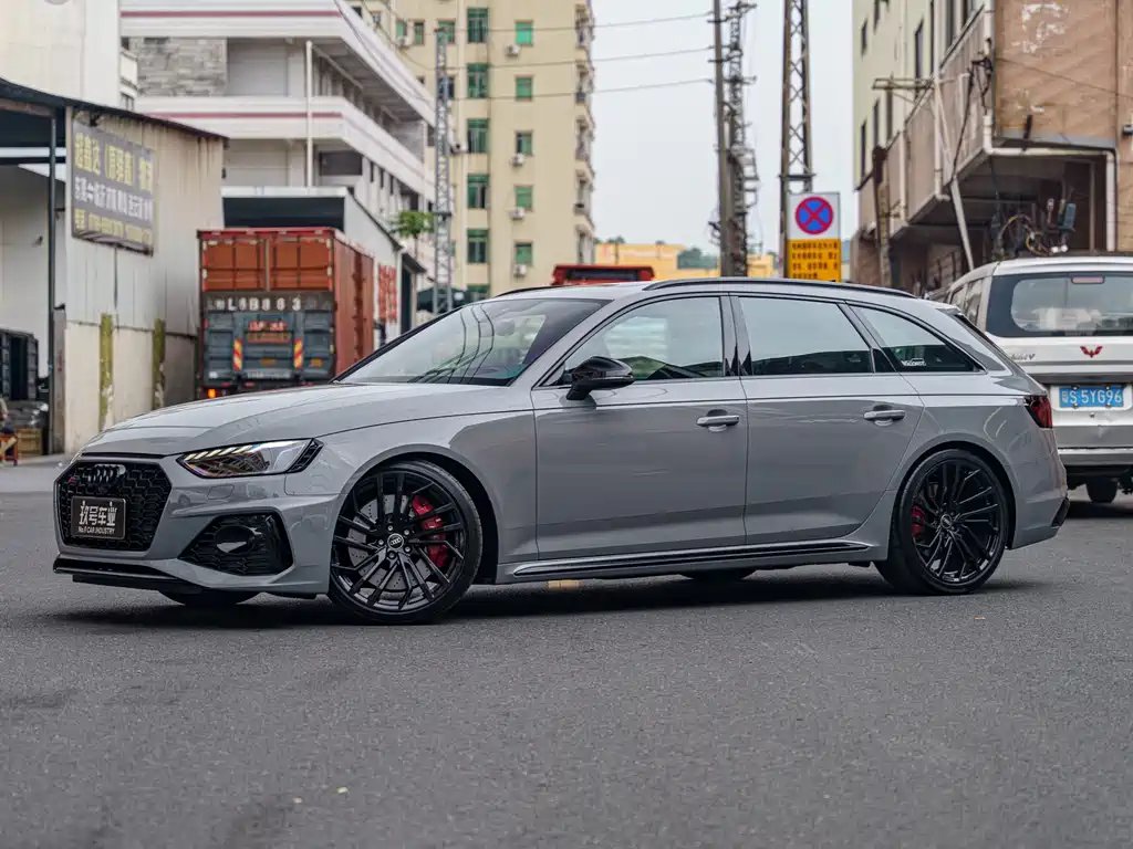 Audi RS 4 2023 — фото 1 из 5