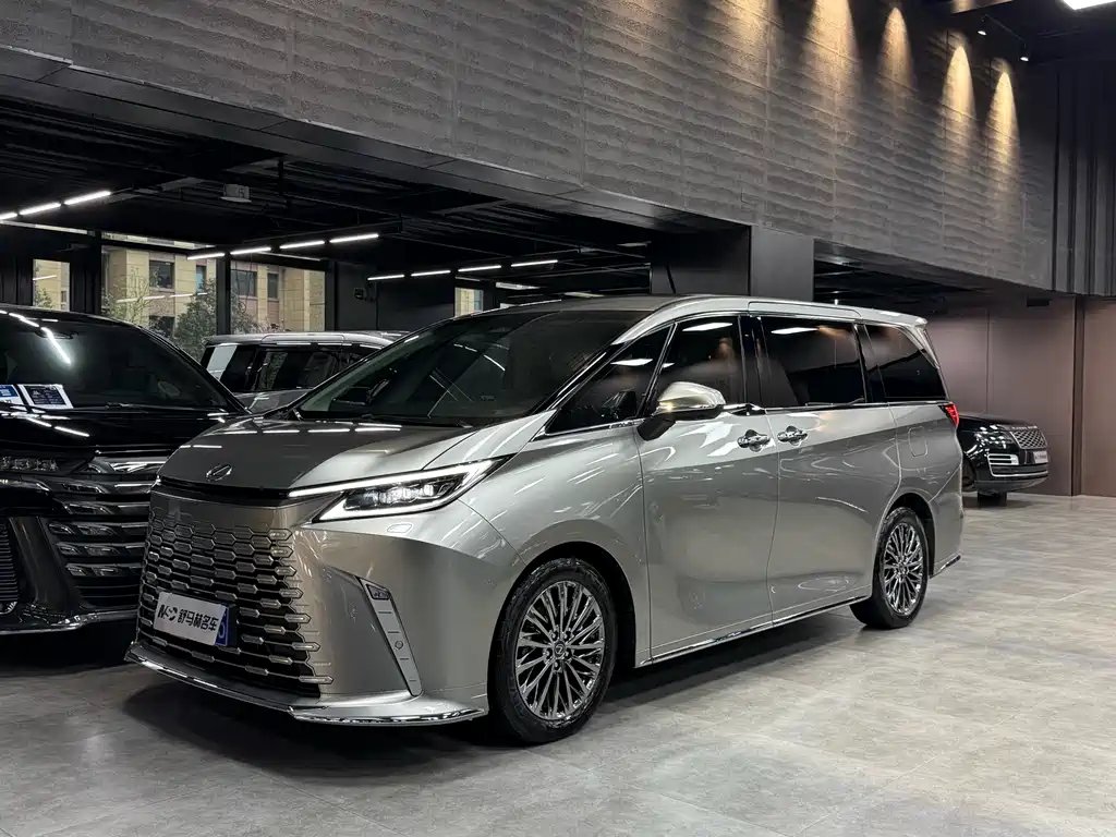 Lexus LM 2026 — фото 1 из 5