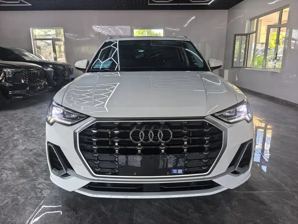 Audi Q3 2023 — фото 1 из 5