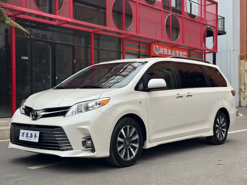 Toyota Sienna 2019 — фото 1 из 33