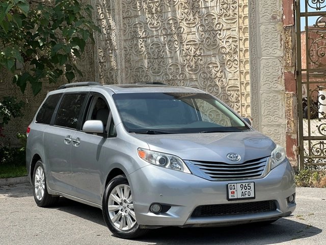 Toyota Sienna III 2010 — фото 1 из 5