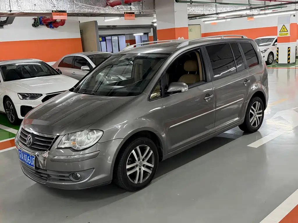 Volkswagen Touran 2009 — фото 1 из 5