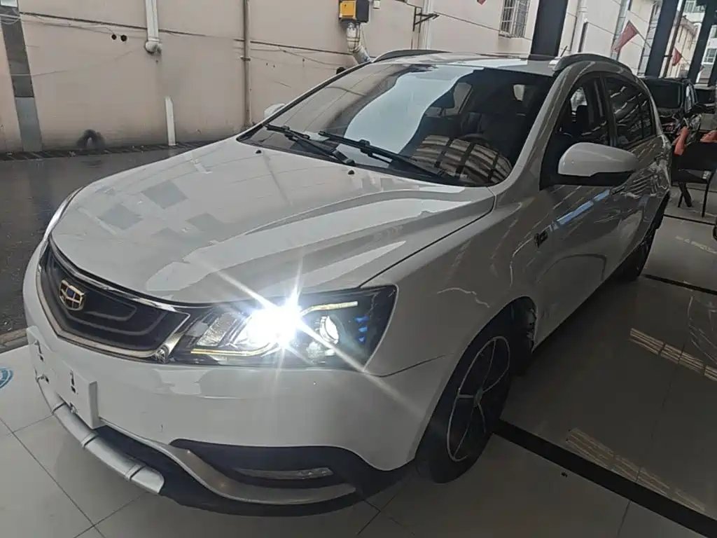 Geely Emgrand 2017 — фото 1 из 5