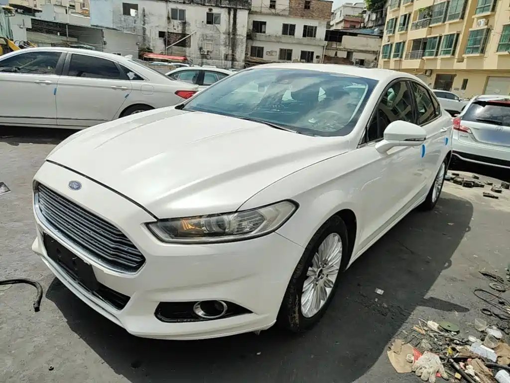 Ford Mondeo 2015 — фото 1 из 5