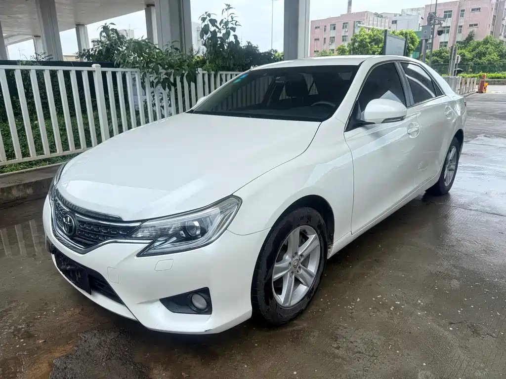 Toyota Reiz 2014 — фото 1 из 5