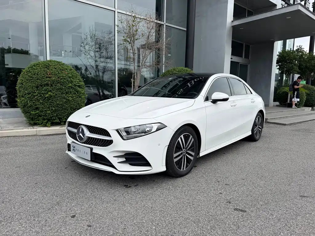 Mercedes-Benz A-Class 2019 — фото 1 из 5