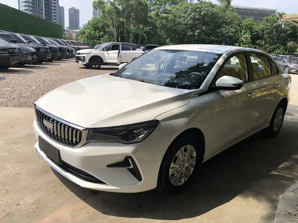 Geely Emgrand 2025 — фото 1 из 5