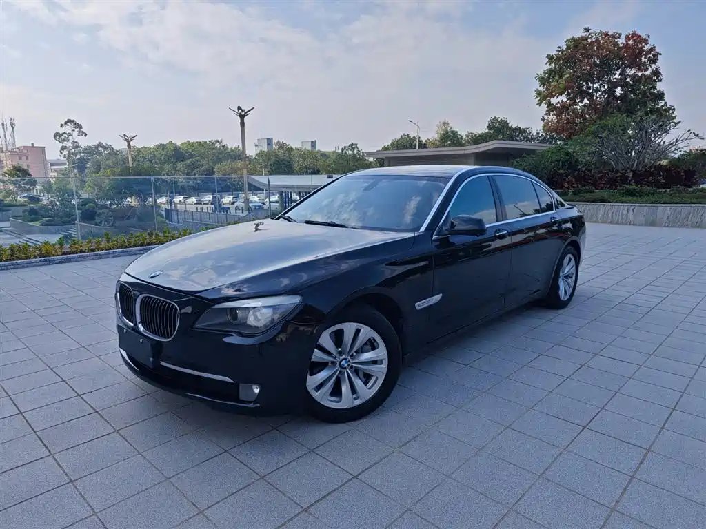 BMW 7 Series 2012 — фото 1 из 5