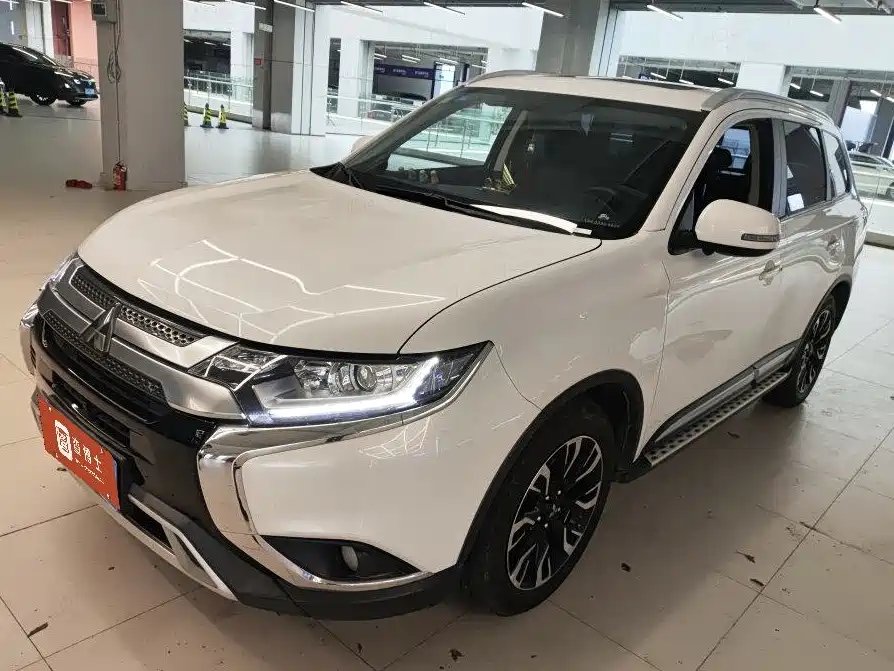 Mitsubishi Outlander 2019 — фото 1 из 5