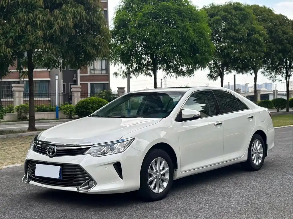 Toyota Camry 2015 — фото 1 из 5