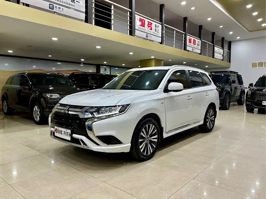 Mitsubishi Outlander 2021 — фото 1 из 5