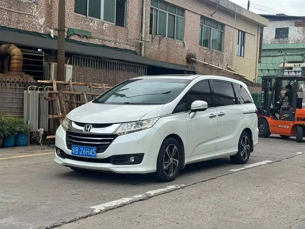 Honda Odyssey 2015 — фото 1 из 5