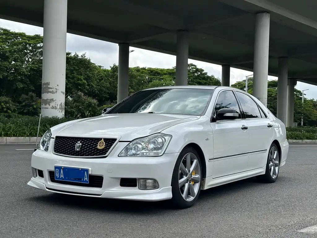 Toyota Crown 2008 — фото 1 из 5