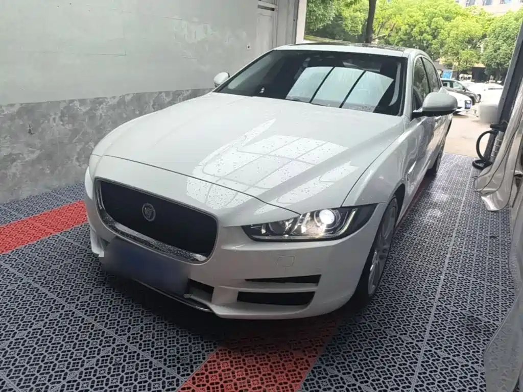 Jaguar XEL 2018 — фото 1 из 5