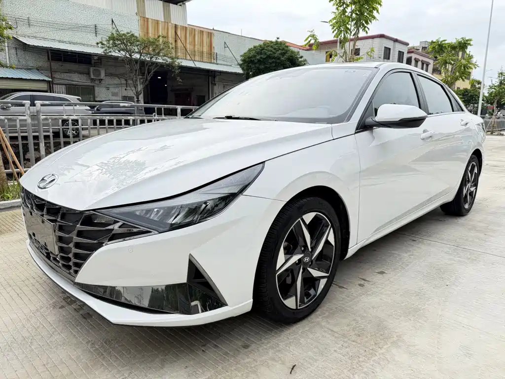 Hyundai Elantra 2022 — фото 1 из 5