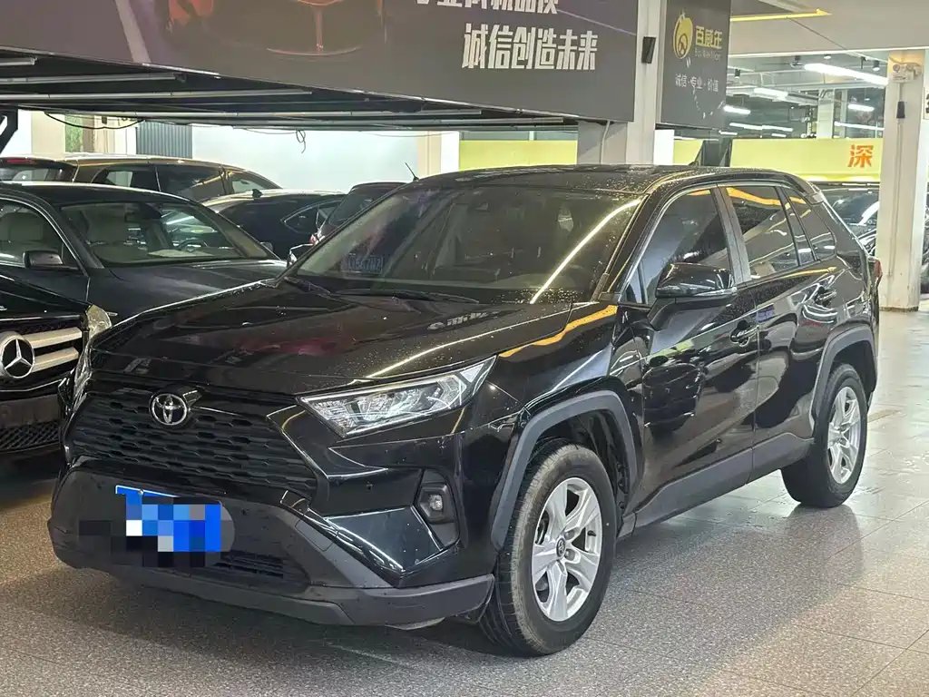 Toyota RAV4 2023 — фото 1 из 5