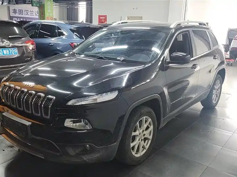 Jeep Cherokee 2018 — фото 1 из 5