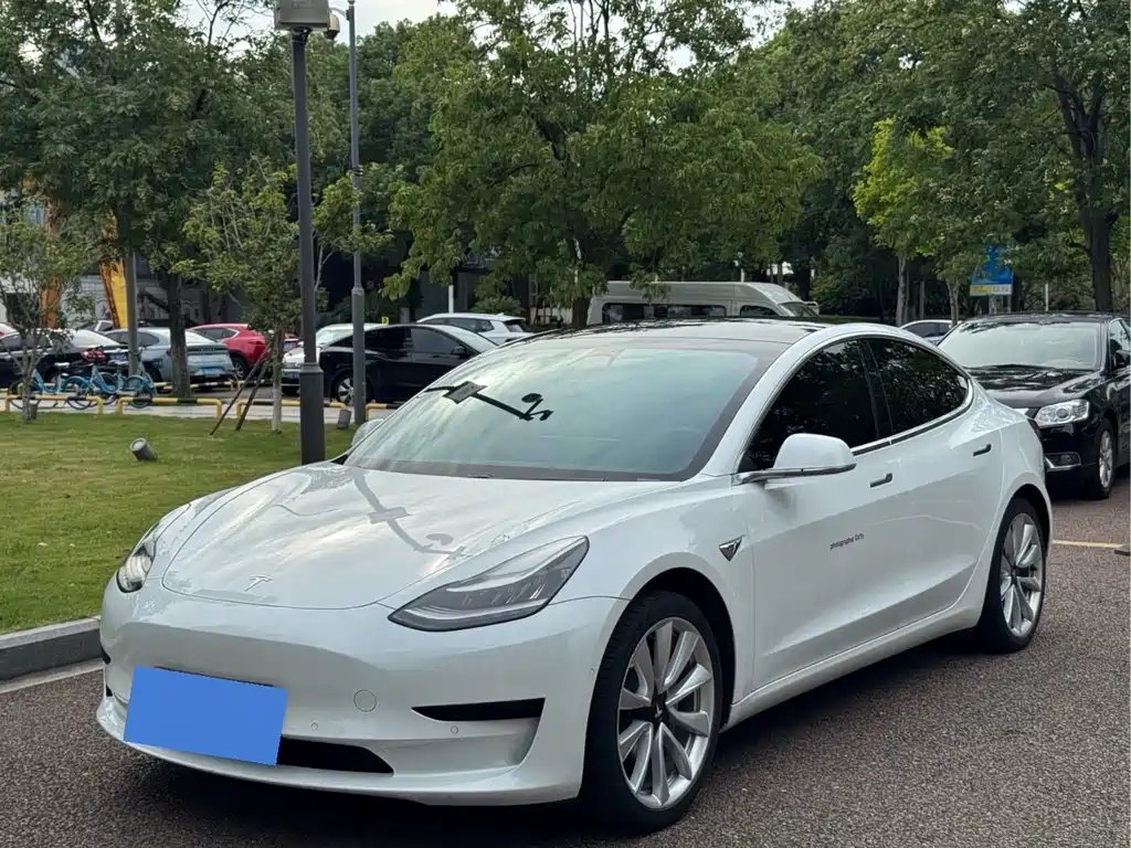 Tesla Model 3 2020 — фото 1 из 5