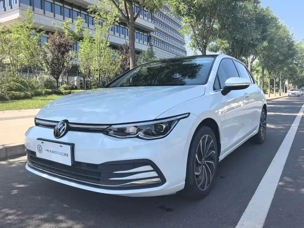 Volkswagen Golf 2024 — фото 1 из 5