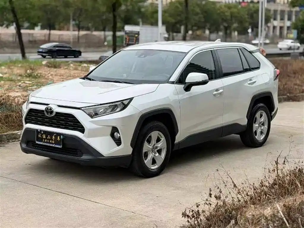 Toyota RAV4 2021 — фото 1 из 5