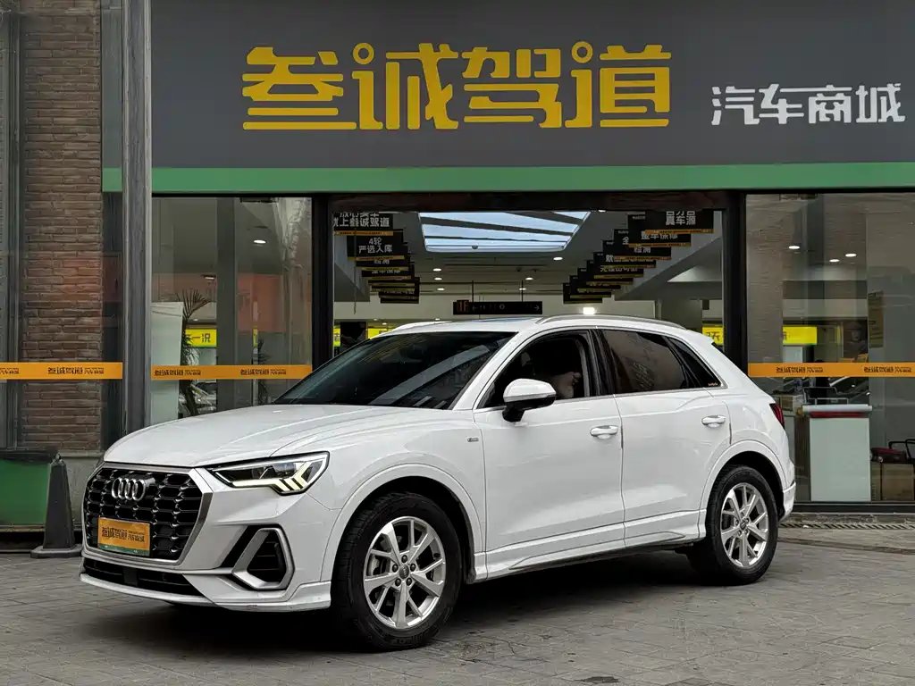 Audi Q3 2020 — фото 1 из 5