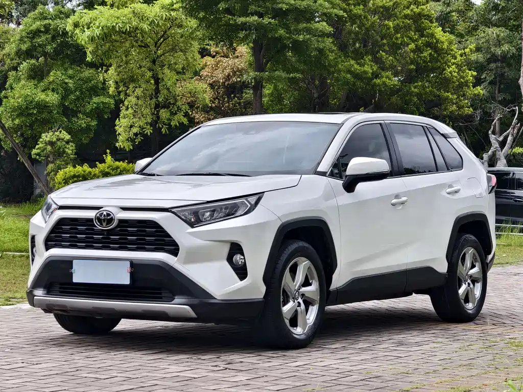 Toyota RAV4 2021 — фото 1 из 5