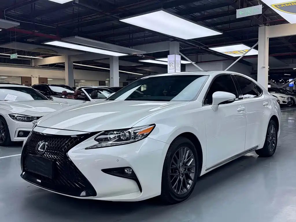 Lexus ES 2018 — фото 1 из 5