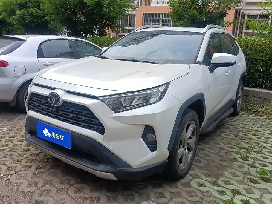 Toyota RAV4 2021 — фото 1 из 5