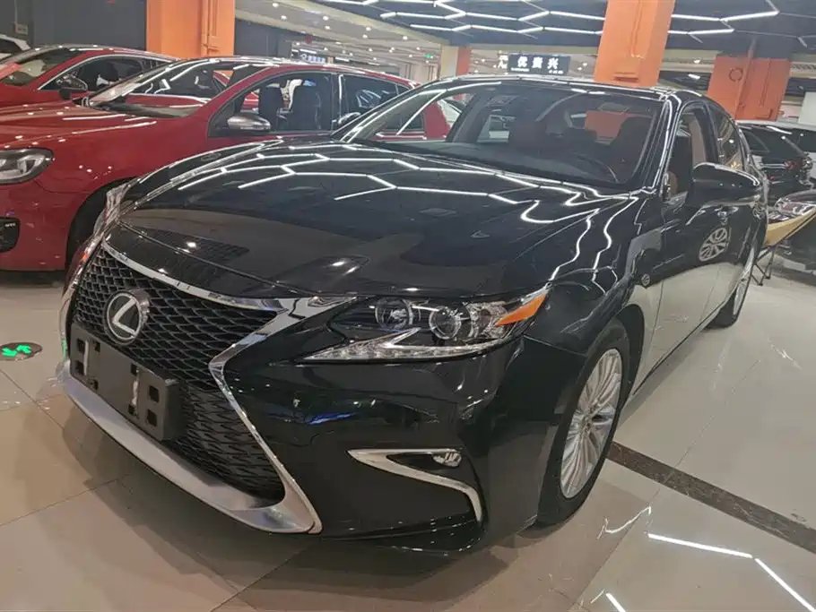 Lexus ES 2017 — фото 1 из 5