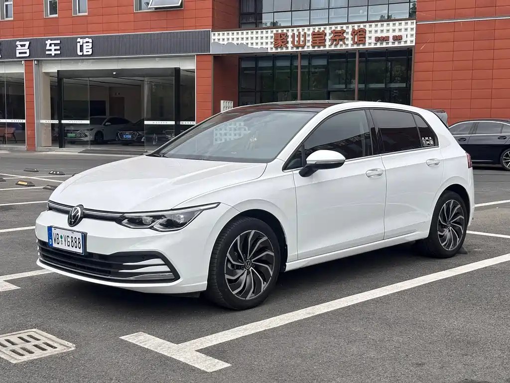 Volkswagen Golf 2024 — фото 1 из 5