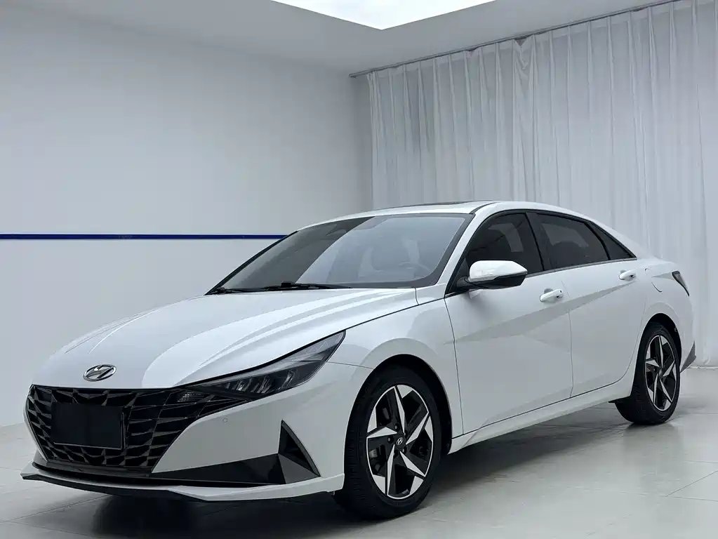 Hyundai Elantra 2023 — фото 1 из 5