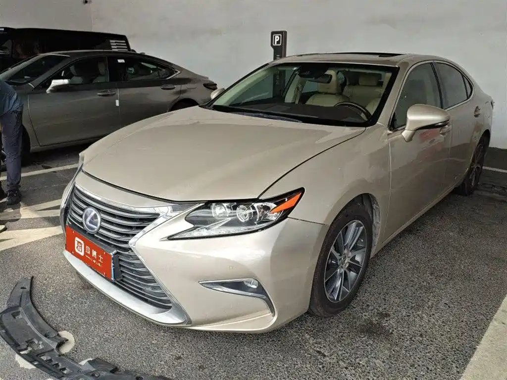 Lexus ES 2016 — фото 1 из 5
