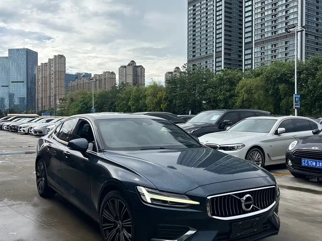 Volvo S60 2021 — фото 1 из 2