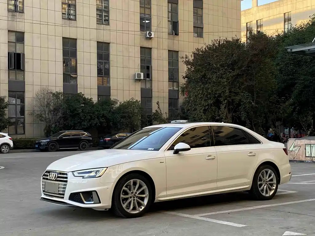Audi A4L 2019 — фото 1 из 5