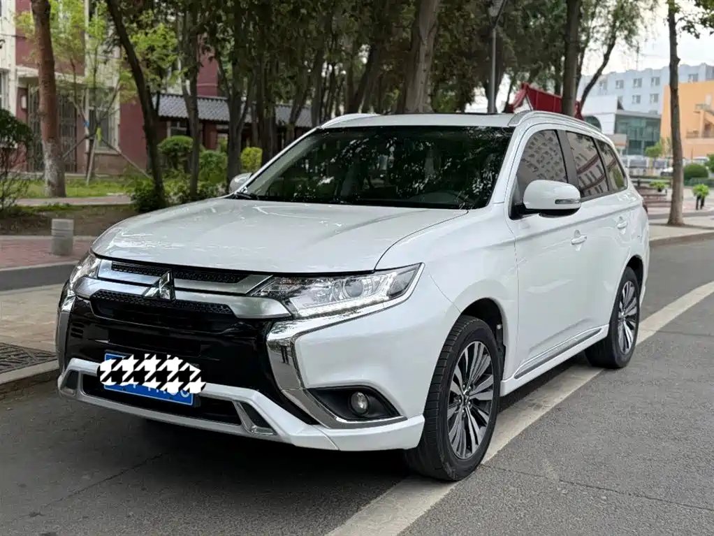 Mitsubishi Outlander 2022 — фото 1 из 5