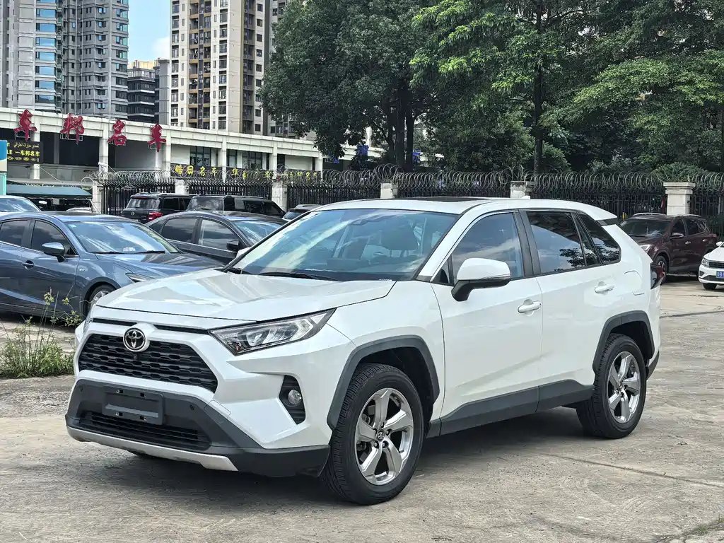 Toyota RAV4 2021 — фото 1 из 5