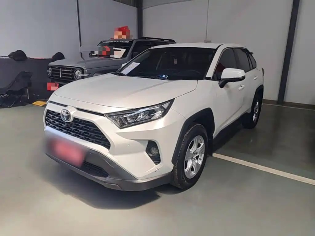 Toyota RAV4 2021 — фото 1 из 5