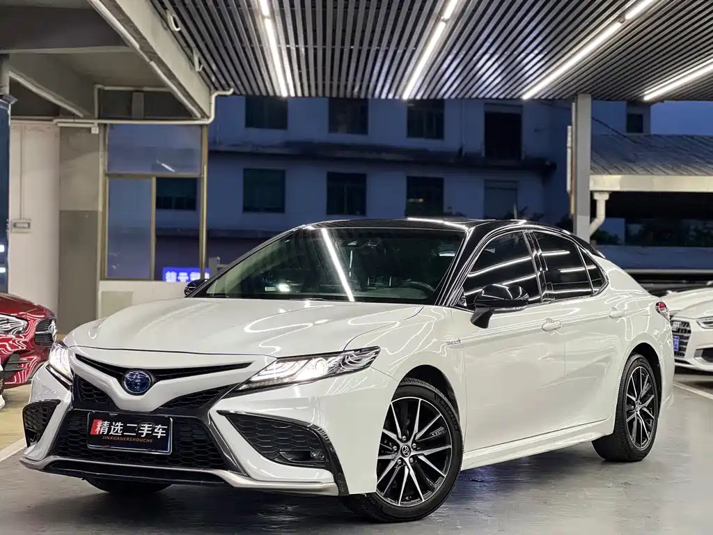 Toyota Camry 2021 — фото 1 из 5
