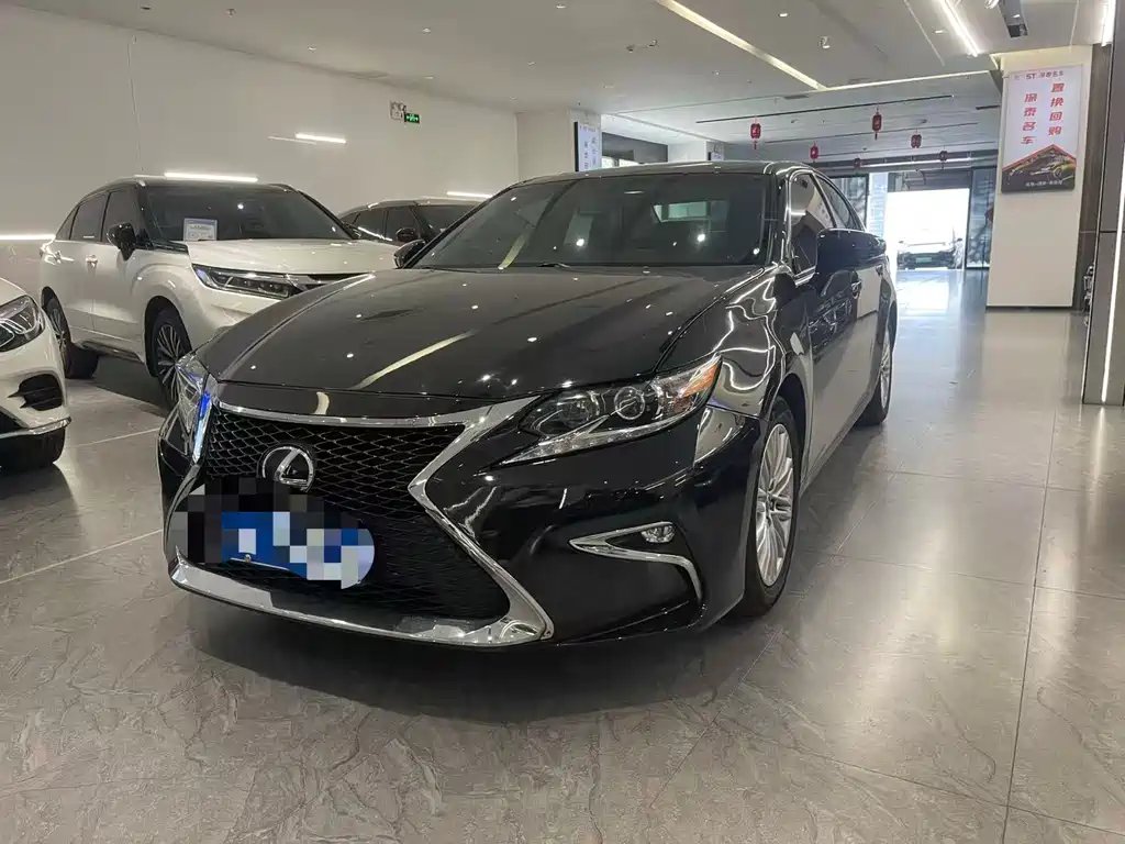 Lexus ES 2017 — фото 1 из 4