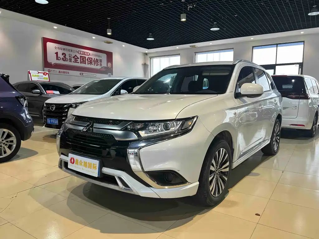 Mitsubishi Outlander 2023 — фото 1 из 5