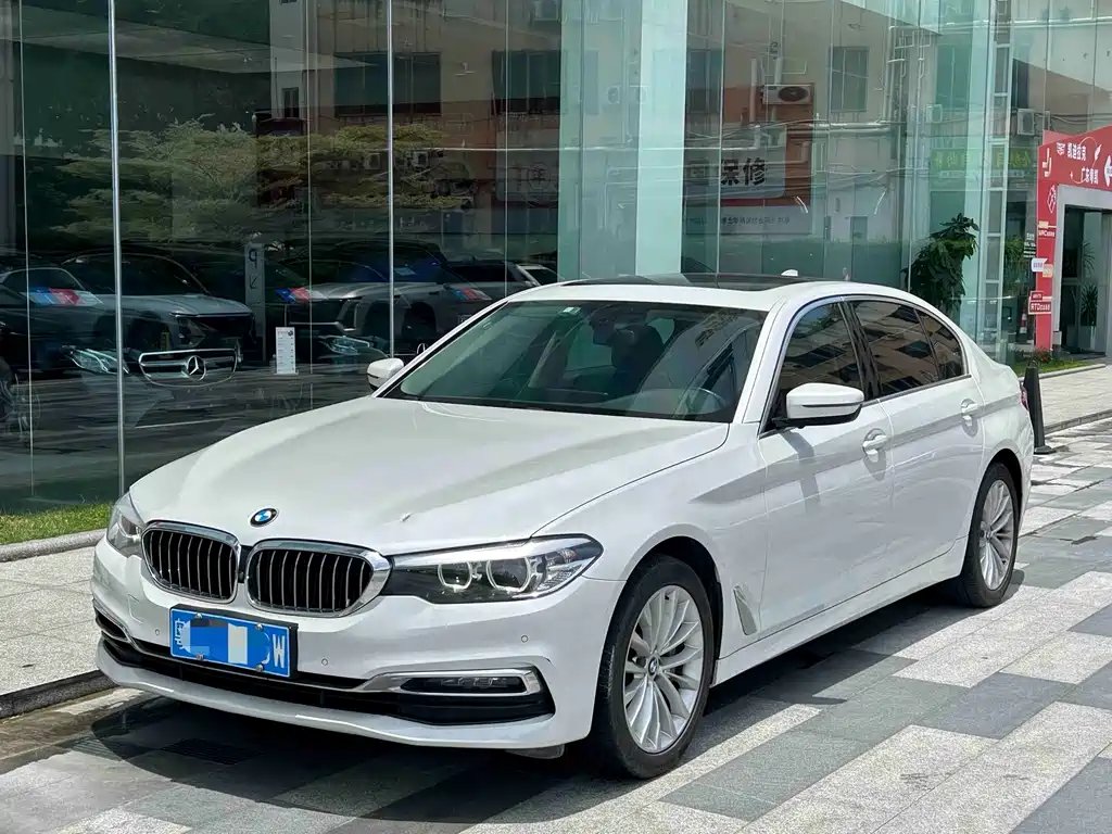 BMW 5 Series 2019 — фото 1 из 5
