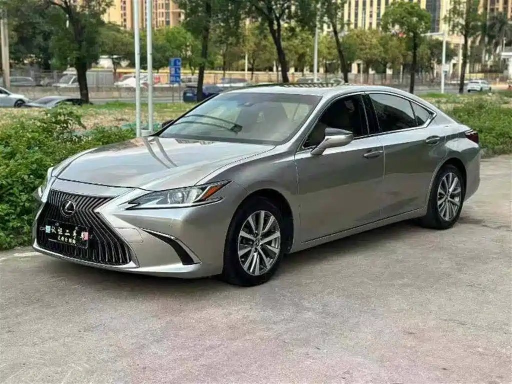Lexus ES 2018 — фото 1 из 5